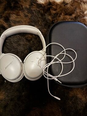 Bose Over-Ear Wireless Headphones in White with Carry Case